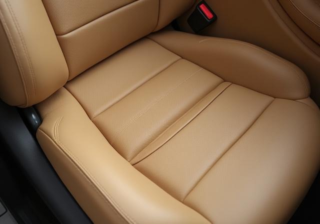 Jok kulit mobil warna beige yang bersih tanpa noda